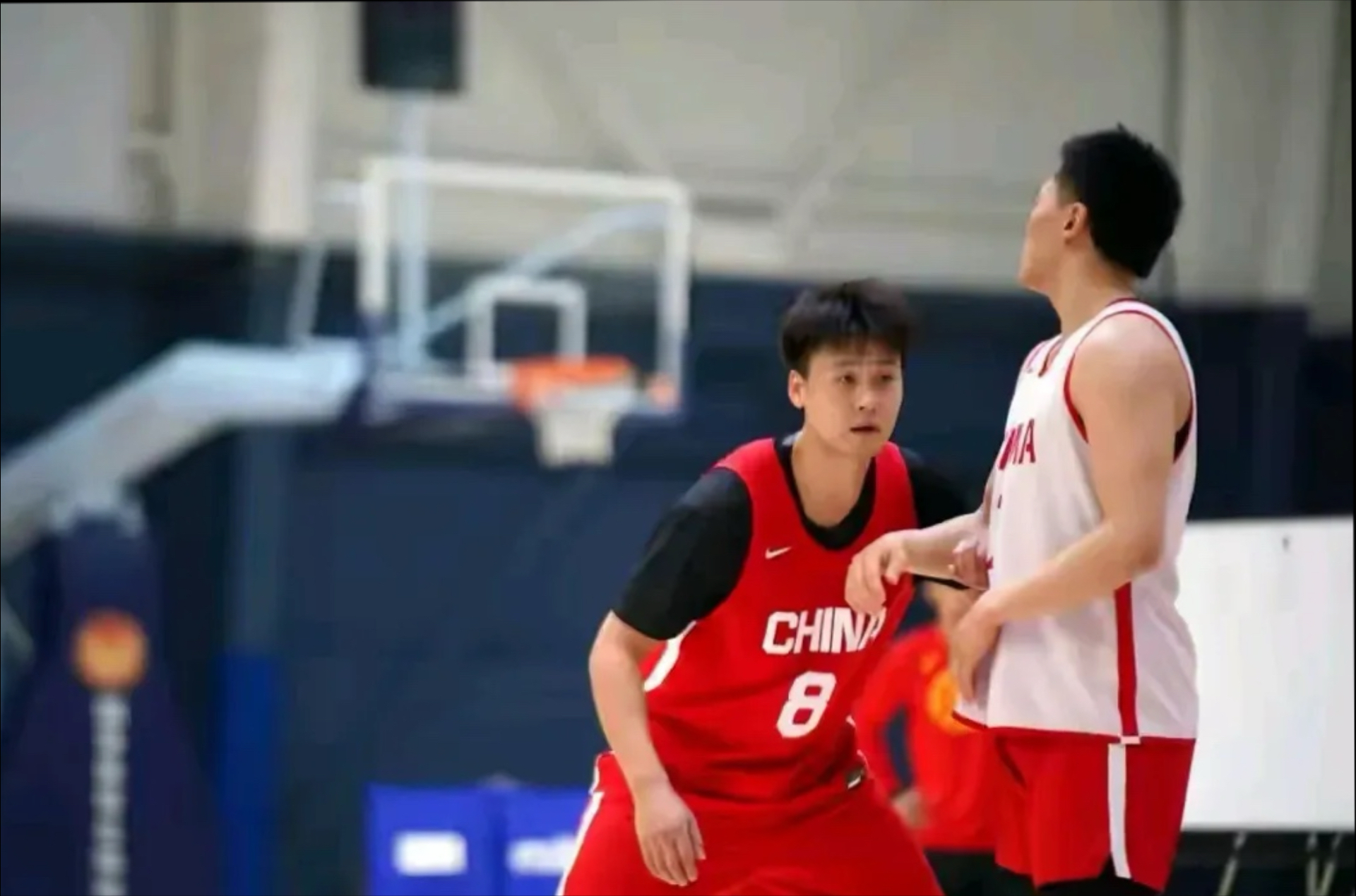 篮球比赛在电视直播中吸引众多球迷关注
